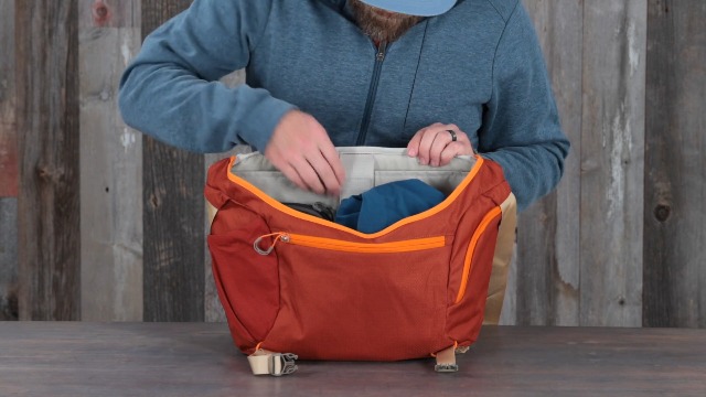 Amazon.com: Osprey Daylite 12L Messenger Bag, Black : Clothing